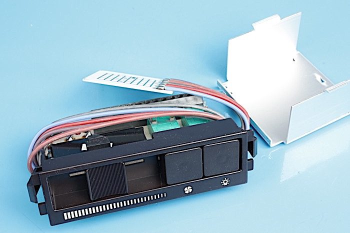 CLAVIER DE COMMANDE HOTTE BRANDT DE DIETRICH – 92X8420 (CARTE ÉLECTRONIQUE – HOTTE)