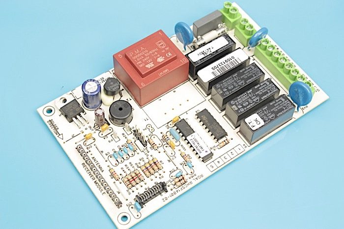 PLATINE DE PUISSANCE POUR HOTTE WHIRLPOOL – – 481221470681 (CARTE ÉLECTRONIQUE – HOTTE)