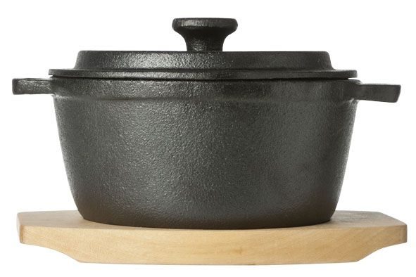 Cocotte fonte ø 13.5 cm sur plateau bois