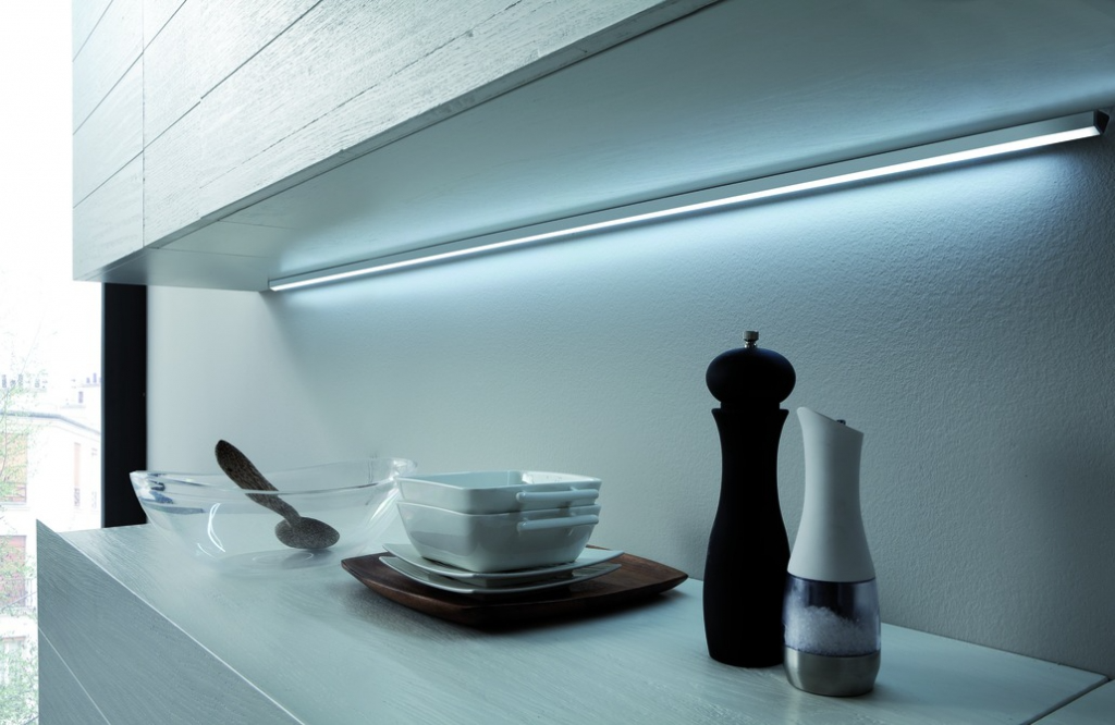 REGL.LED LUNGANO APPL. 450MM/4,1W 4000øK TACTILE